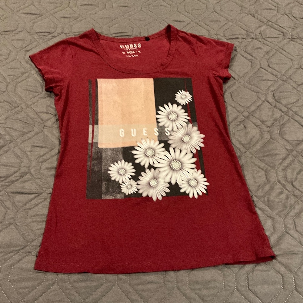 Guess Burgundy Logo Graffic T-Shirt / Small
